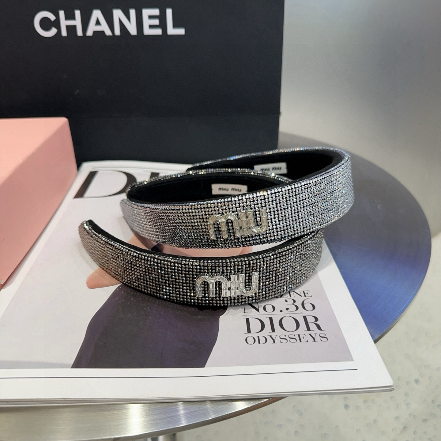NO:370134,P package box Miumiu's new full-diamond headband is simple and elegant, full of celebrity style, and is very worth buying!  hairpins, hairpins, miumiu, hairpins19860909P 配包装盒 miumiu新款满钻发箍,简单优雅,名媛范十足,非常值得入手！发夹,发夹,miumiu,hairpins,accessory