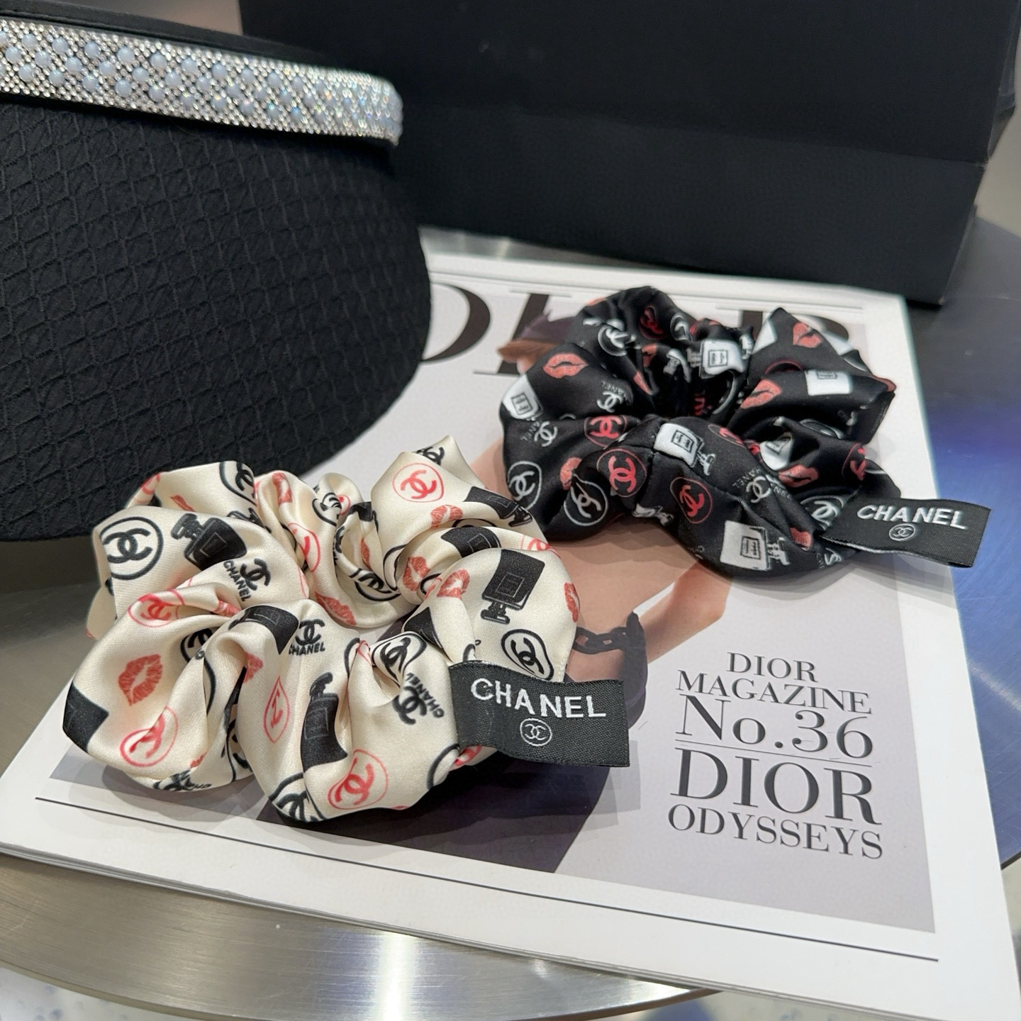 NO:370138,P with packaging box Chanel's latest small fragrance hair ring, simple and practical, fashionable and trendy!  A must-have for fairies…hairpins, hairpins, chanel, chanel, hairpins19860909P 配包装盒 Chanel (香奈儿)最新小香发圈 简单实用,时尚潮流！小仙女必备…发夹,发夹,chanel,chanel,hairpins,accessory