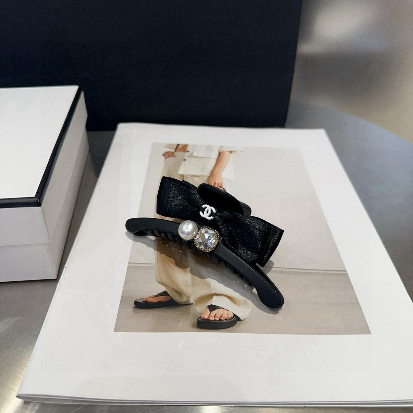 NO:370144,P with packaging box Chanel's latest small fragrance clip, simple and practical, fashionable and trendy!  The essential items of young ladies, hairpins, chanel, chanel, hairpins19860909P 配包装盒 Chanel (香奈儿)最新小香抓夹,简单实用,时尚潮流！小姐姐必备单品发夹,发夹,chanel,chanel,hairpins,accessory