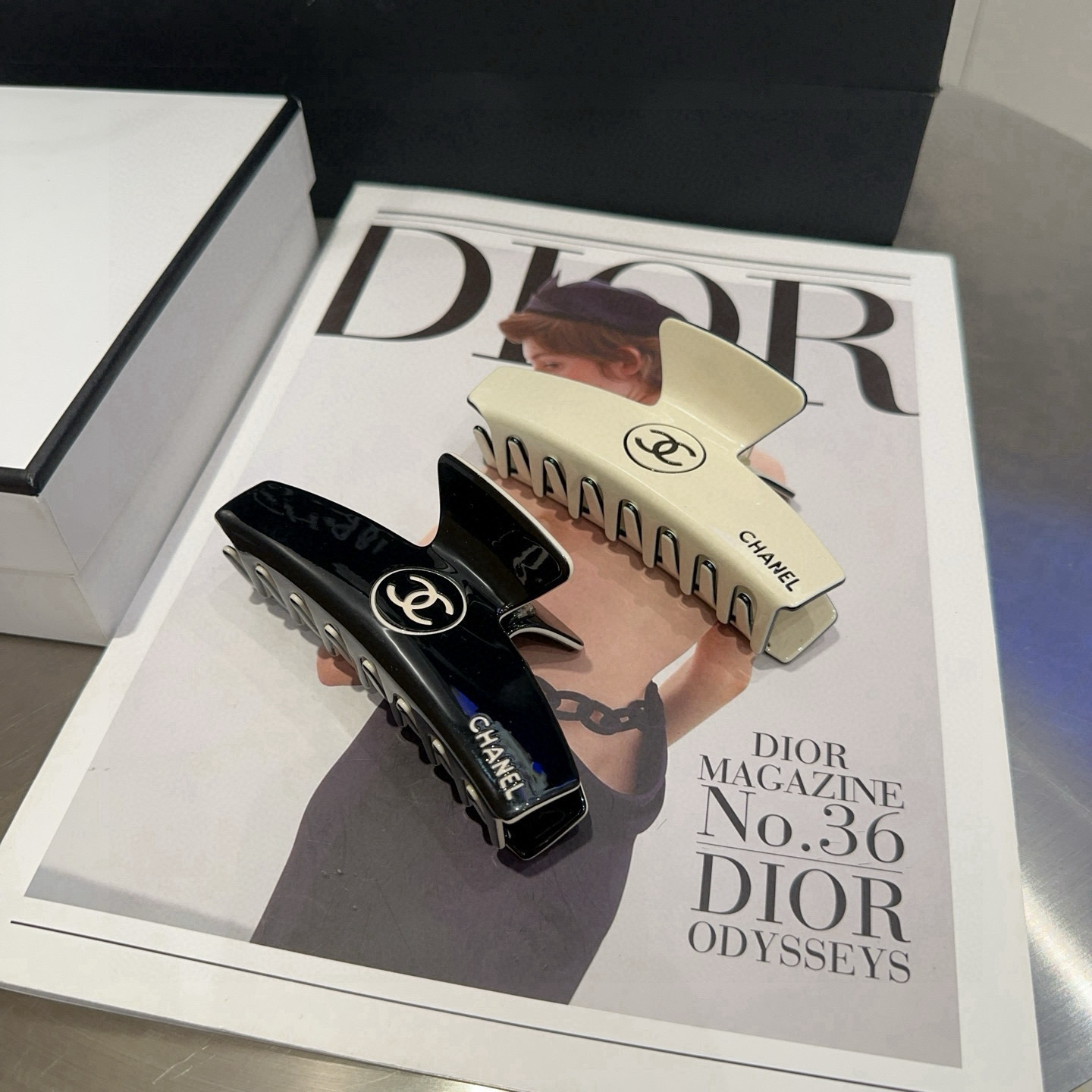 NO:370153,P with packaging box Chanel (Chanel) latest small-scented clip, super beautiful!  A very famous lady style, a must-have for a little fairy... Hairpins, hairpins, chanel, chanel, hairpins19860909P 配包装盒 Chanel (香奈儿)最新款小香爆款抓夹,超级好看！名媛范儿十足,小仙女必备…发夹,发夹,chanel,chanel,hairpins,accessory