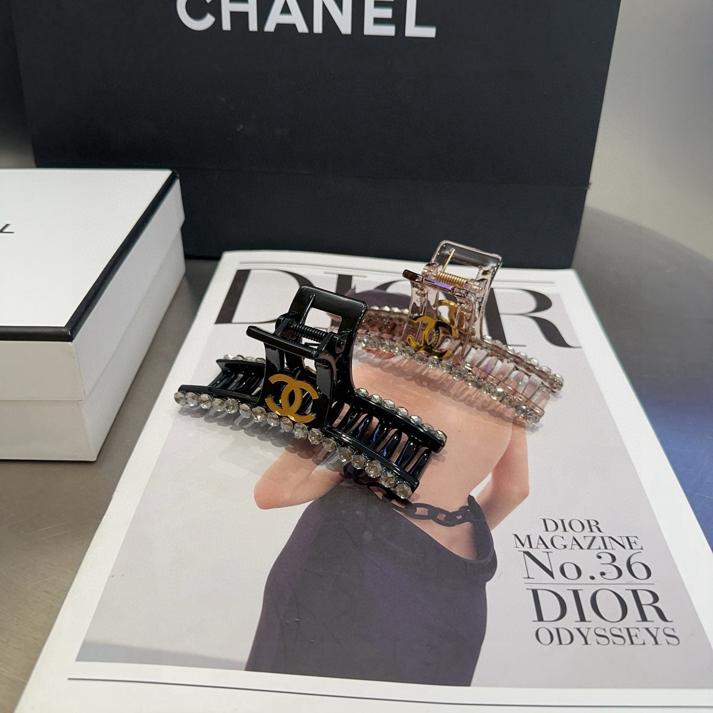 NO:370168,P packing box Chanel (Chanel) latest small-flavored clip, full of celebrity style, a must-have for little fairies... Hairpins, hairpins, chanel, chanel, hairpins19860909P 配包装盒 Chanel (香奈儿)最新款小香爆款抓夹,名媛范儿十足,小仙女必备…发夹,发夹,chanel,chanel,hairpins,accessory