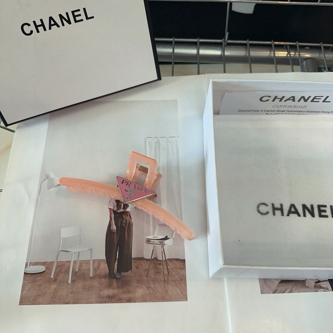 NO:370132,P with packaging box PRADA (Prada) popular grab clip, triangle mark clip, elegant young lady worth buying, very easy to match, hairpin, prada, prada, hairpins19860909P 配包装盒 PRADA（普拉达）爆款抓夹,三角标抓夹 优雅的小姐姐值得入手 非常好搭配 发夹,发夹,prada,prada,hairpins,accessory