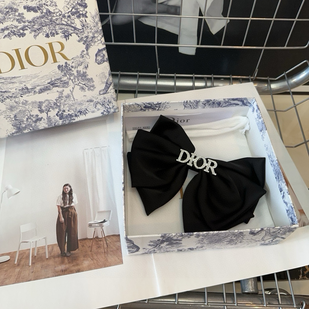  🎁配包装盒
Dior（迪奥）D家新款弹簧顶夹，超级好看！名媛范儿十足，时尚潮品！小仙女必备