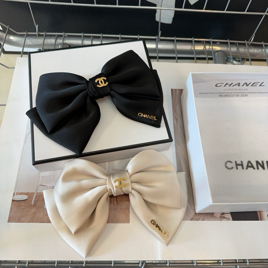 NO:370143,P with packaging box Chanel (Chanel) latest small-scent hot spring hairpin, super beautiful!  A very famous lady style, a must-have for a little fairy... Hairpins, hairpins, chanel, chanel, hairpins19860909P 配包装盒 Chanel (香奈儿)最新款小香爆款弹簧发夹,超级好看！名媛范儿十足,小仙女必备…发夹,发夹,chanel,chanel,hairpins,accessory