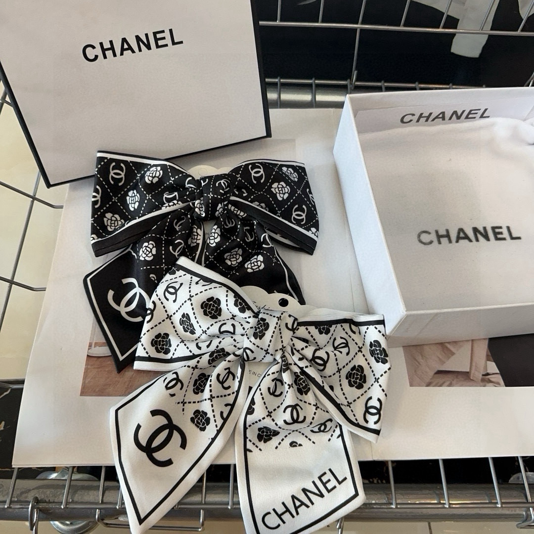 NO:369744,P with packaging box Chanel (Chanel) latest small-scent hot spring hairpin, super beautiful!  A very famous lady style, a must-have for a little fairy... Hairpins, hairpins, chanel, chanel, hairpins19860909P 配包装盒 Chanel (香奈儿)最新款小香爆款弹簧发夹,超级好看！名媛范儿十足,小仙女必备…发夹,发夹,chanel,chanel,hairpins,accessory