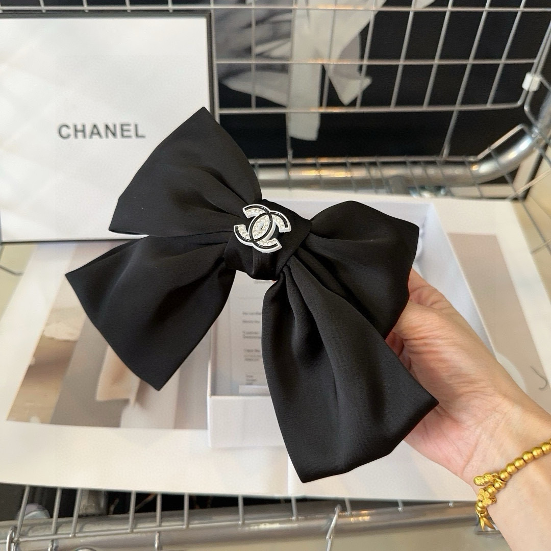 NO:369750,P with packaging box Chanel (Chanel) latest small-scent hot spring hairpin, super beautiful!  A very famous lady style, a must-have for a little fairy... Hairpins, hairpins, chanel, chanel, hairpins19860909P 配包装盒 Chanel (香奈儿)最新款小香爆款弹簧发夹,超级好看！名媛范儿十足,小仙女必备…发夹,发夹,chanel,chanel,hairpins,accessory