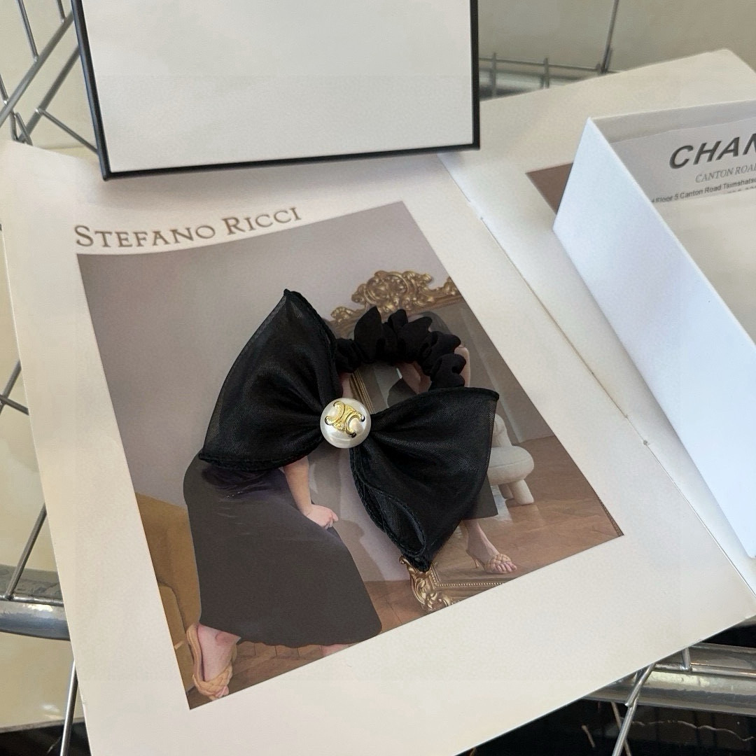 NO:369754,P with packaging box CELINE Arc de Triomphe new hairstyle. Simple and practical, fashionable and trendy!  A must-have for fairies…hairpins, hairpins, celine, celine, hairpins19860909P 配包装盒 CELINE（赛琳）凯旋门新款发圈.简单实用,时尚潮流！小仙女必备…发夹,发夹,celine,celine,hairpins,accessory