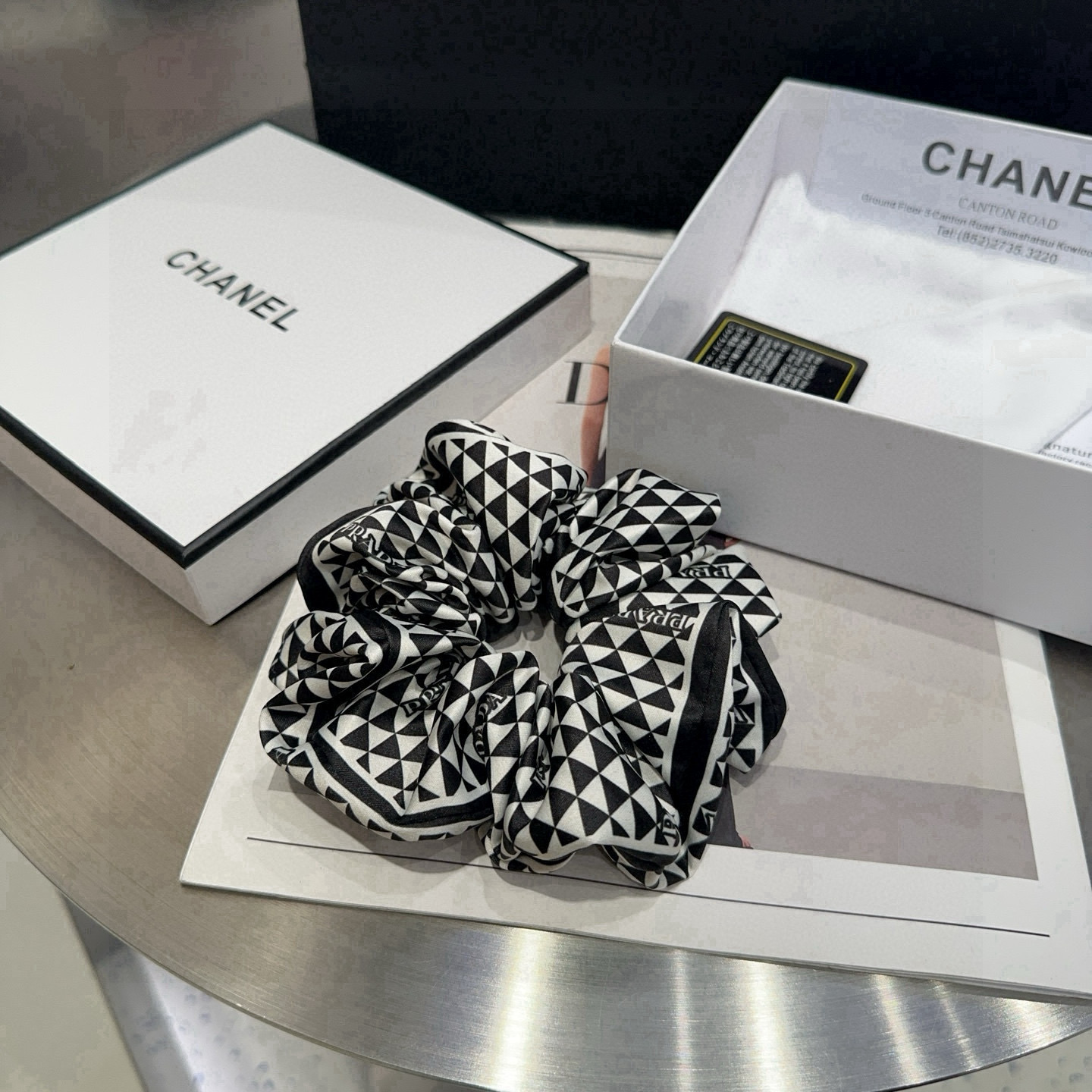 NO:369742,P with packaging box PRADA's new hair ring, simple and elegant, and the elegant lady is worth buying!  Very easy to match hairpins, hairpins, prada, prada, hairpins19860909P 配包装盒 PRADA（普拉达）新款发圈,简单大气,优雅的小姐姐值得入手！非常好搭配 发夹,发夹,prada,prada,hairpins,accessory