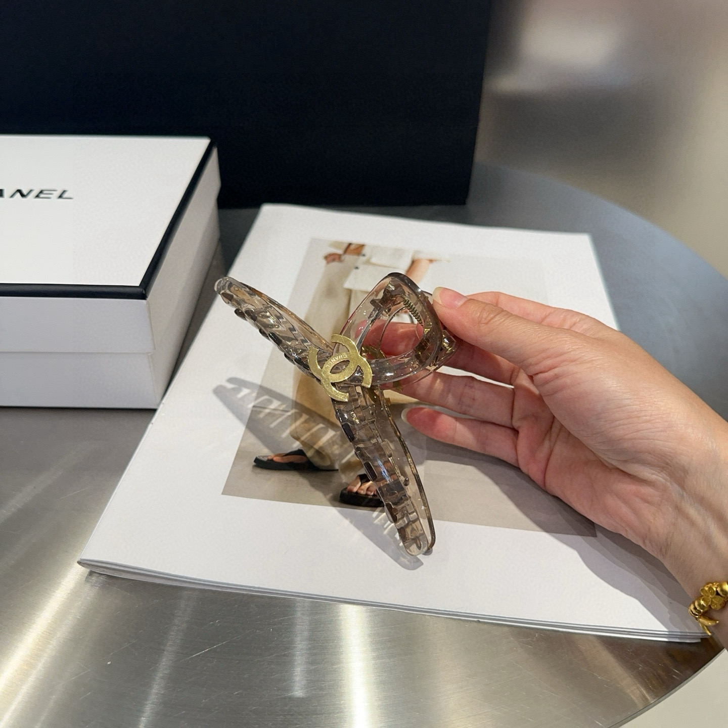 NO:369783,P with packaging box Chanel's latest small fragrance clip, simple and practical, fashionable and trendy!  The essential items of young ladies, hairpins, chanel, chanel, hairpins19860909P 配包装盒 Chanel (香奈儿)最新小香抓夹,简单实用,时尚潮流！小姐姐必备单品发夹,发夹,chanel,chanel,hairpins,accessory