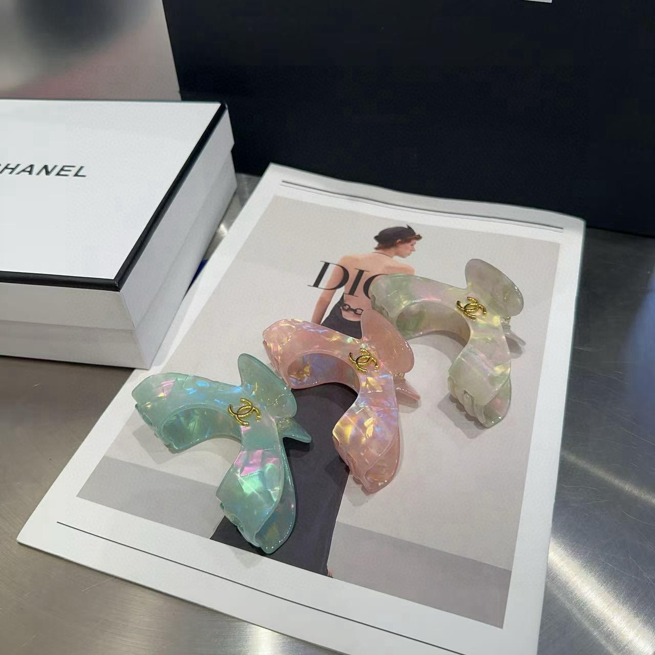 NO:369788,P with packaging box Chanel (Chanel) latest small fragrance colorful clip, simple and practical, fashionable and trendy!  The essential items of young ladies, hairpins, chanel, chanel, hairpins19860909P 配包装盒 Chanel (香奈儿)最新小香炫彩抓夹,简单实用,时尚潮流！小姐姐必备单品发夹,发夹,chanel,chanel,hairpins,accessory
