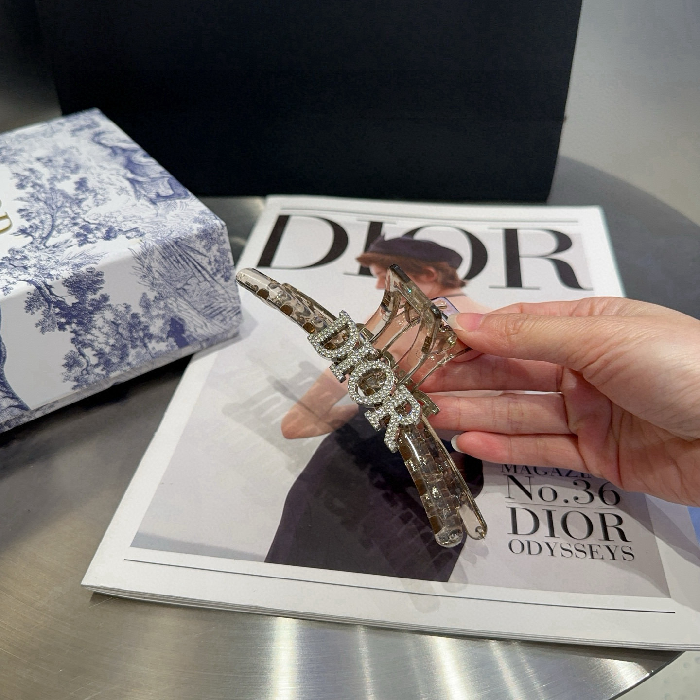 🎁配包装盒
Dior（迪奥）新款D家抓夹，时尚百搭，简单实用 超级好看！小姐姐必备