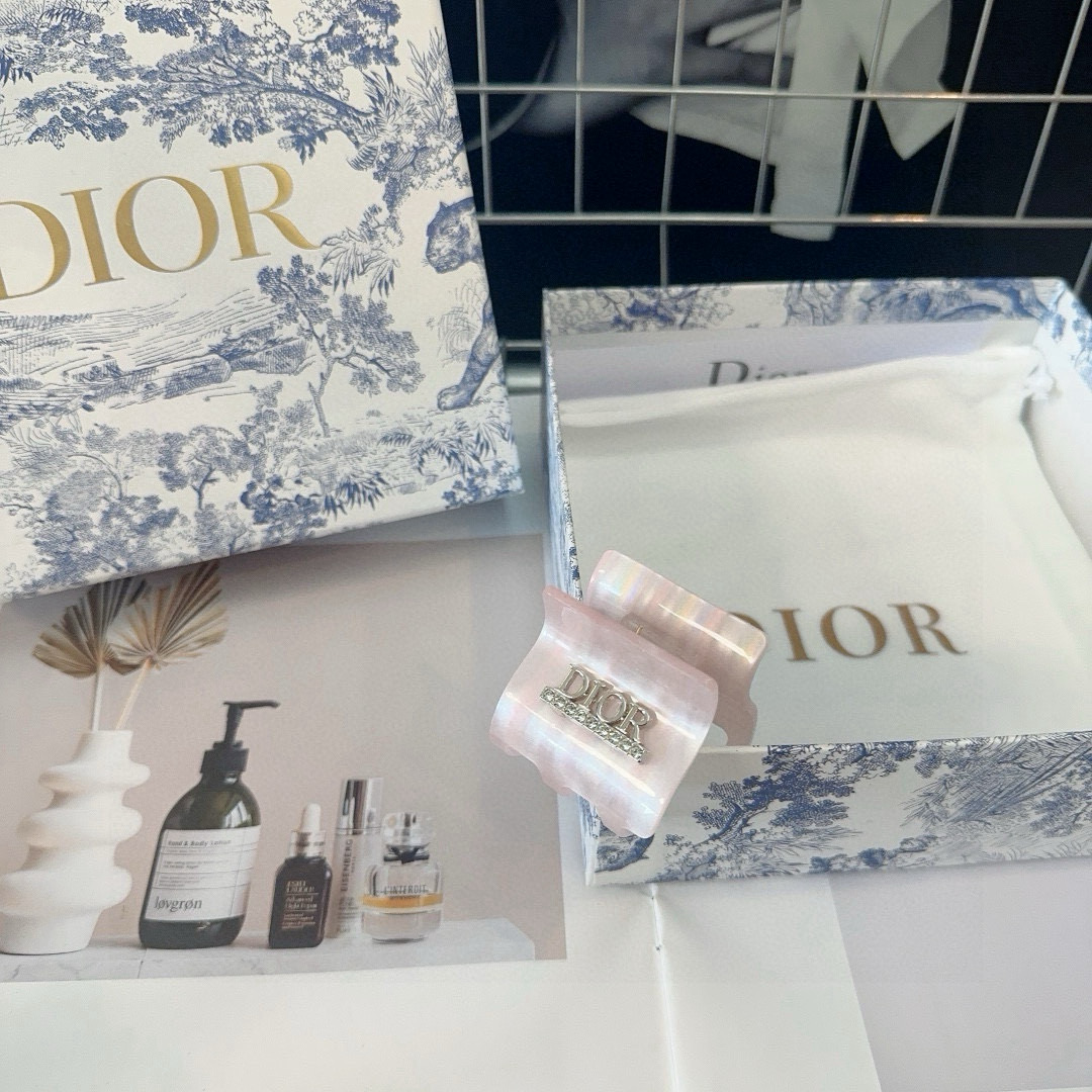  🎁配包装盒
Dior（迪奥）D家新款抓夹，夏日小清新系列，时尚百搭！简单实用，超级好看！人手必备款