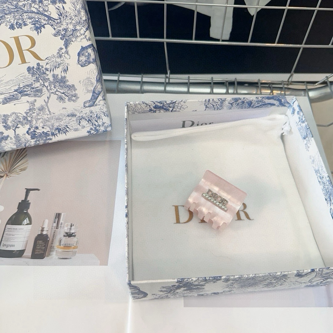  🎁配包装盒
Dior（迪奥）D家新款抓夹，夏日小清新系列，时尚百搭！简单实用，超级好看！人手必备款