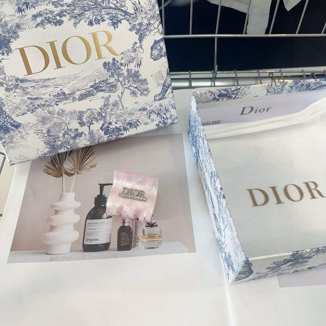  🎁配包装盒
Dior（迪奥）D家新款抓夹，夏日小清新系列，时尚百搭！简单实用，超级好看！人手必备款