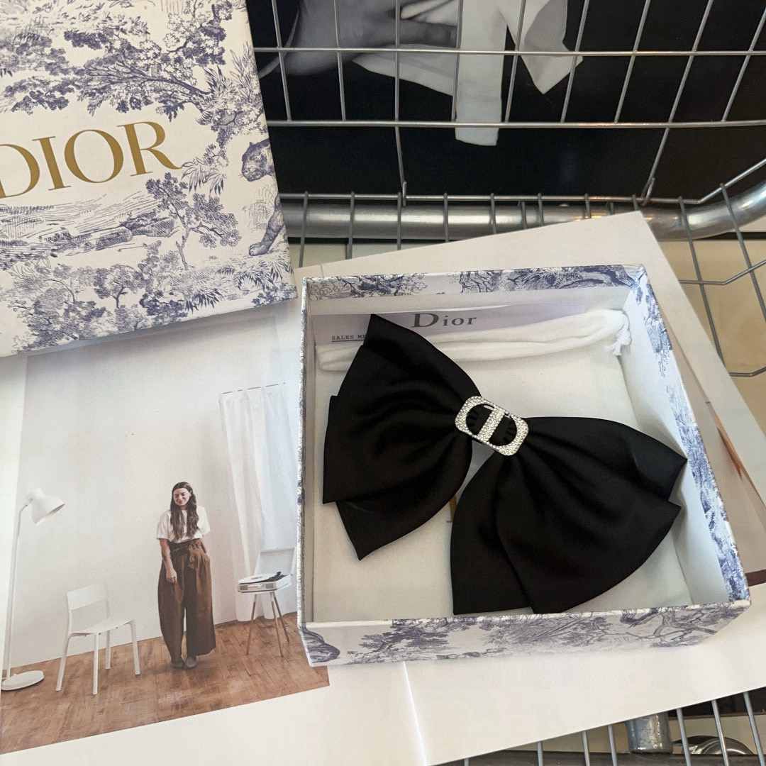 🎁配包装盒
Dior（迪奥）D家新款弹簧发夹，超级好看，名媛范儿十足，时尚潮品！小仙女必备