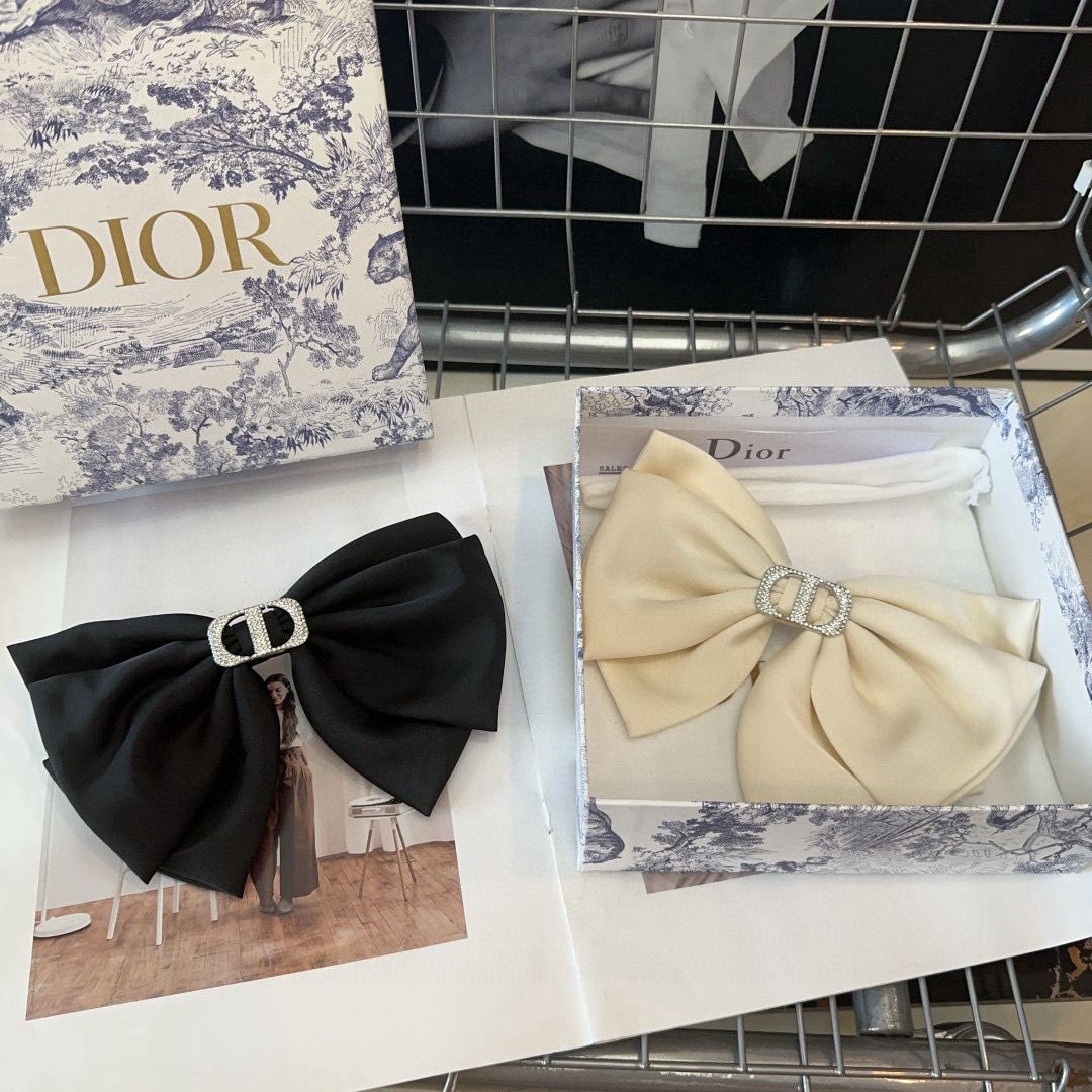  🎁配包装盒
Dior（迪奥）D家新款弹簧发夹，超级好看，名媛范儿十足，时尚潮品！小仙女必备