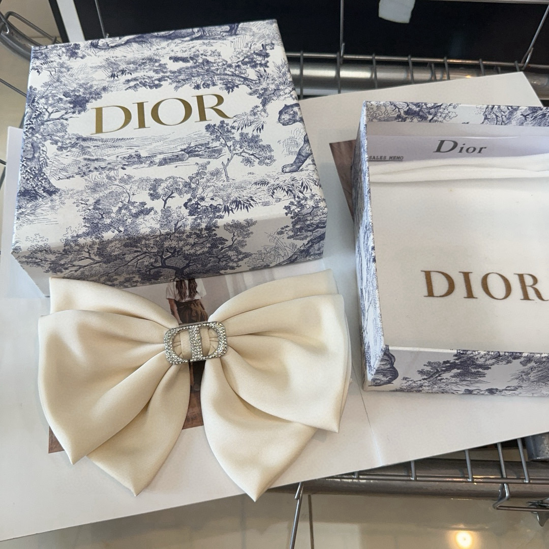  🎁配包装盒
Dior（迪奥）D家新款弹簧发夹，超级好看，名媛范儿十足，时尚潮品！小仙女必备