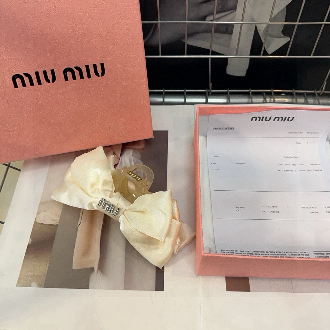 NO:370553,P packing box Miumiu new letter clip, simple and elegant, practical and versatile, full of ladylike style, essential hairpins for fairies, hairpins, miumiu, hairpins19860909P 配包装盒 miumiu新款字母抓夹,简单优雅,实用百搭,淑女范十足,小仙女必备发夹,发夹,miumiu,hairpins,accessory