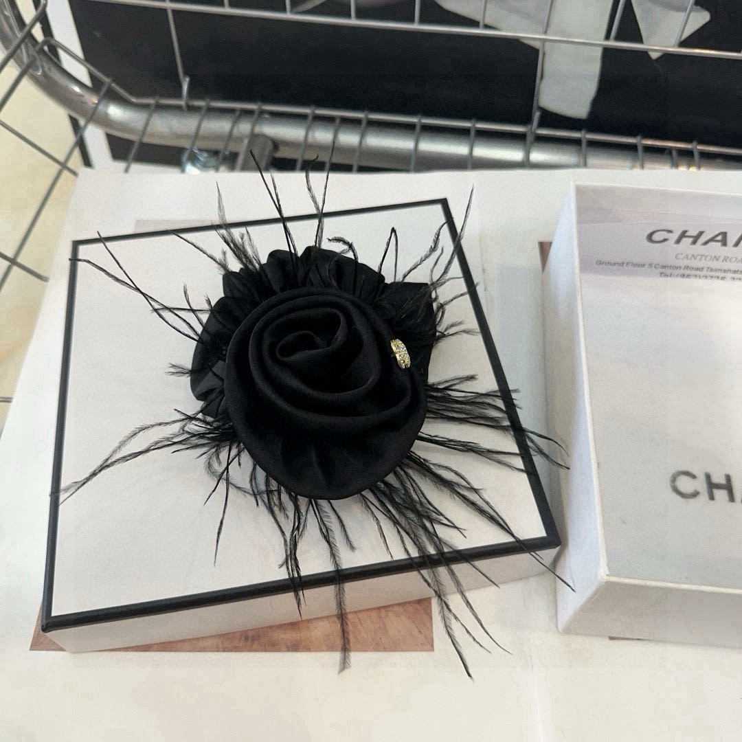 NO:370558,P with packaging box Chanel's latest small fragrance rose hair ring, simple and practical, fashionable and trendy!  The real thing looks better, the little fairy must have... hairpins, hairpins, chanel, chanel, hairpins19860909P 配包装盒 Chanel (香奈儿)最新小香玫瑰花发圈 简单实用,时尚潮流！实物更好看,小仙女必备…发夹,发夹,chanel,chanel,hairpins,accessory