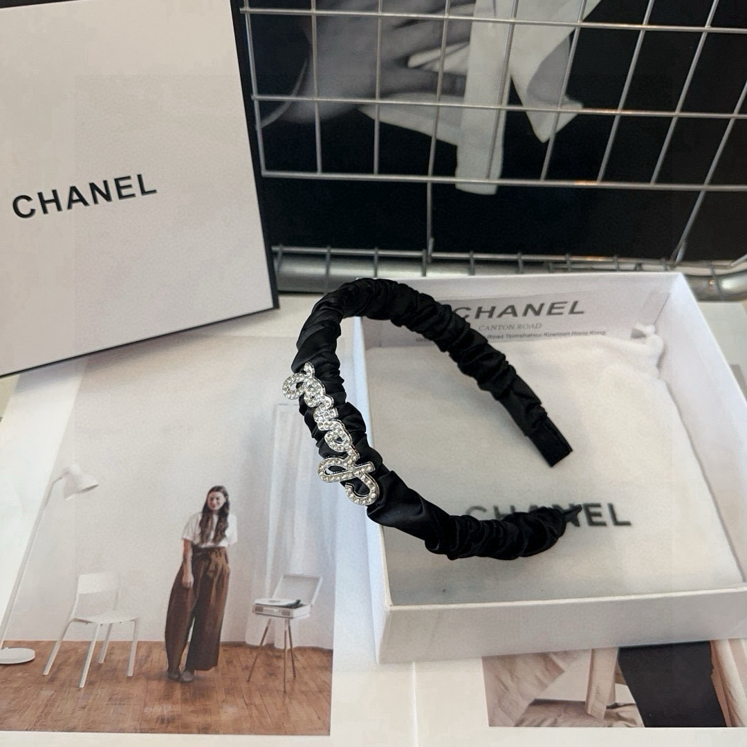 NO:370535,P with packaging box Chanel's latest small fragrant headband, super beautiful!  A very famous lady style, a must-have for a little fairy... Hairpins, hairpins, chanel, chanel, hairpins19860909P 配包装盒 Chanel (香奈儿)最新款小香发箍,超级好看！名媛范儿十足,小仙女必备…发夹,发夹,chanel,chanel,hairpins,accessory