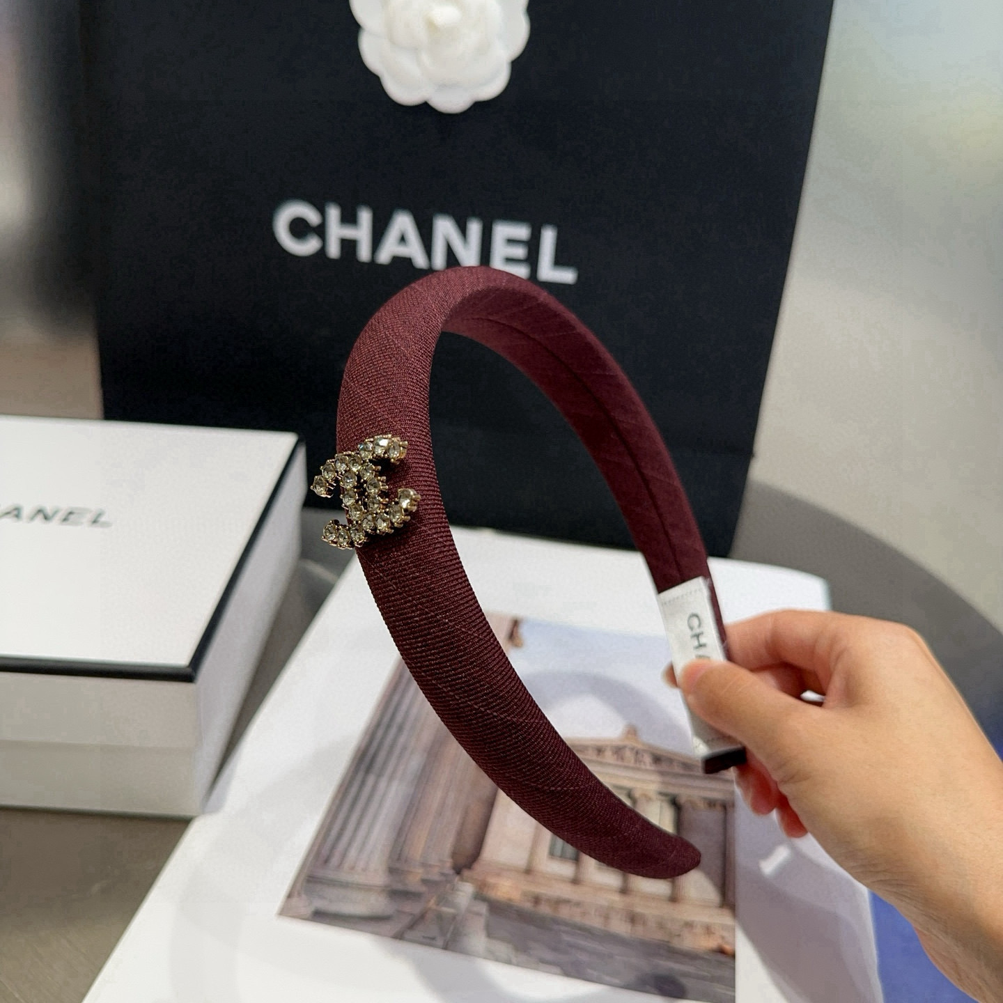 NO:370551,P with packaging box Chanel's latest small fragrant hairband, simple and practical, fashionable and trendy!  Very good looking, a must-have for little fairies... Hairpins, hairpins, chanel, chanel, hairpins19860909P 配包装盒 Chanel (香奈儿)最新小香发箍,简单实用,时尚潮流！非常好看,小仙女必备…发夹,发夹,chanel,chanel,hairpins,accessory