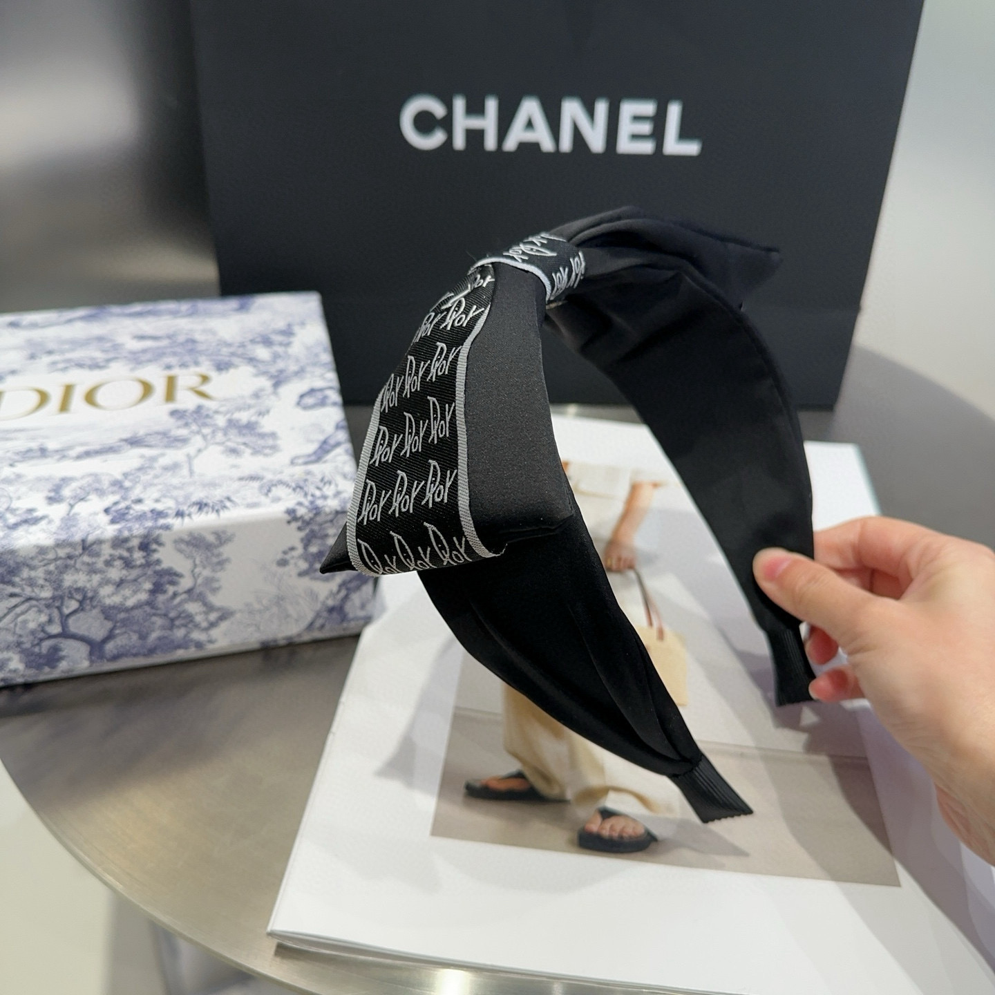 NO:370572,P with packaging box Dior's new CD letter headband, simple and practical, fashionable and trendy.  Very good looking!  A must-have for fairies...hairpins, hairpins, dior, dior, hairpins19860909P 配包装盒 Dior（迪奥）新款CD字母发箍,简单实用 时尚潮流．非常好看！小仙女必备…发夹,发夹,dior,dior,hairpins,accessory