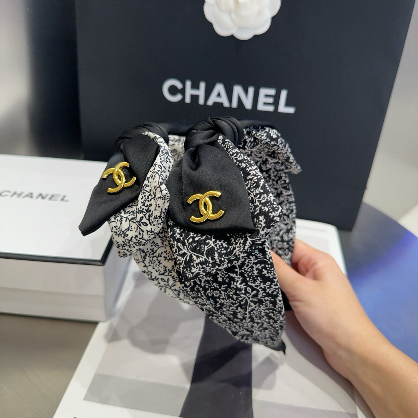 NO:370585,P with packaging box Chanel's latest small floral headband, simple and practical, fashionable and trendy!  Very good looking, a must-have for little fairies... Hairpins, hairpins, chanel, chanel, hairpins19860909P 配包装盒 Chanel (香奈儿)最新小香小碎花发箍,简单实用,时尚潮流！非常好看,小仙女必备…发夹,发夹,chanel,chanel,hairpins,accessory