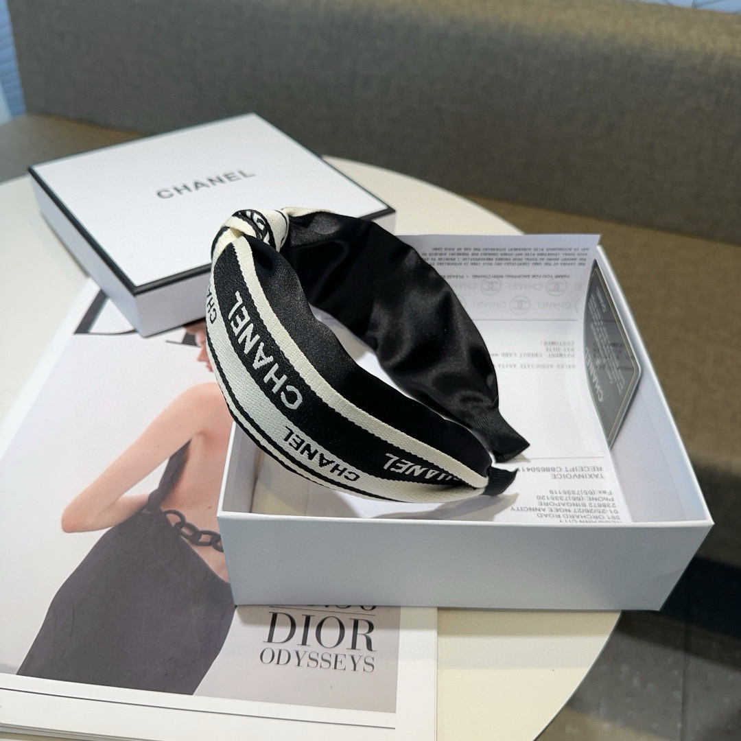 NO:370595,P with packaging box Chanel's latest small fragrant headband, new autumn and winter products, super beautiful!  A very famous lady style, a must-have for a little fairy... Hairpins, hairpins, chanel, chanel, hairpins19860909P 配包装盒 Chanel (香奈儿)最新款小香发箍,秋冬新品,超级好看！名媛范儿十足,小仙女必备…发夹,发夹,chanel,chanel,hairpins,accessory