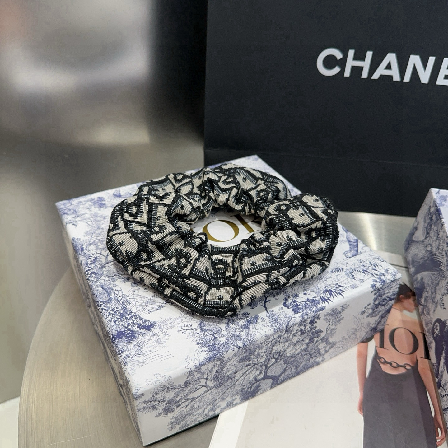 NO:370620,P with packaging box Dior's new CD letter hair ring, simple and practical, fashionable and trendy!  A must-have for fairies...hairpins, hairpins, dior, dior, hairpins19860909P 配包装盒 Dior（迪奥）新款CD字母发圈,简单实用 时尚潮流！小仙女必备…发夹,发夹,dior,dior,hairpins,accessory