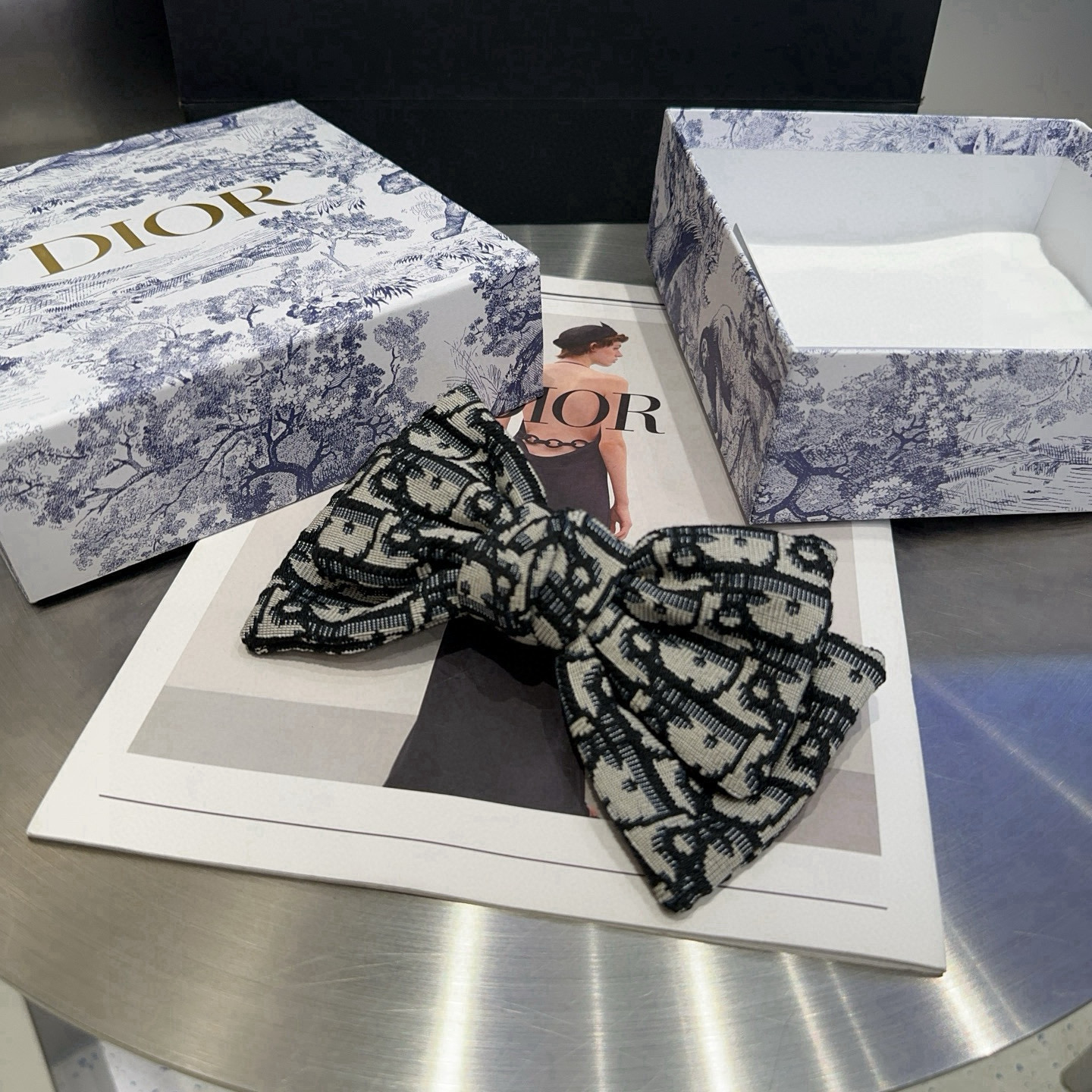 NO:370574,P with packaging box Dior new CD letter spring clip, simple and practical, fashionable and trendy!  A must-have for fairies...hairpins, hairpins, dior, dior, hairpins19860909P 配包装盒 Dior（迪奥）新款CD字母弹簧夹,简单实用 时尚潮流！小仙女必备…发夹,发夹,dior,dior,hairpins,accessory