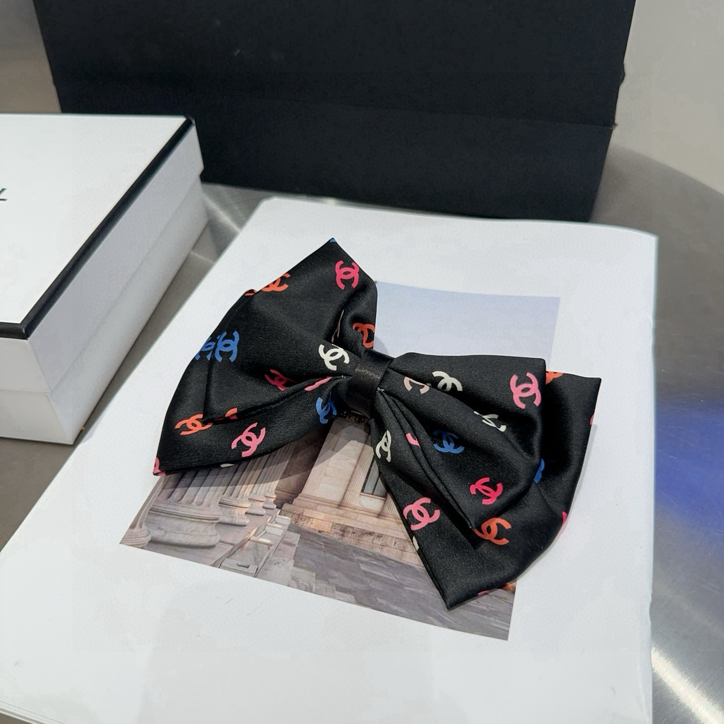 NO:370580,P with packaging box Chanel's latest small fragrance spring hairpin, super beautiful!  A very famous lady style, a must-have for a little fairy... Hairpins, hairpins, chanel, chanel, hairpins19860909P 配包装盒 Chanel (香奈儿)最新款小香弹簧发夹,超级好看！名媛范儿十足,小仙女必备…发夹,发夹,chanel,chanel,hairpins,accessory