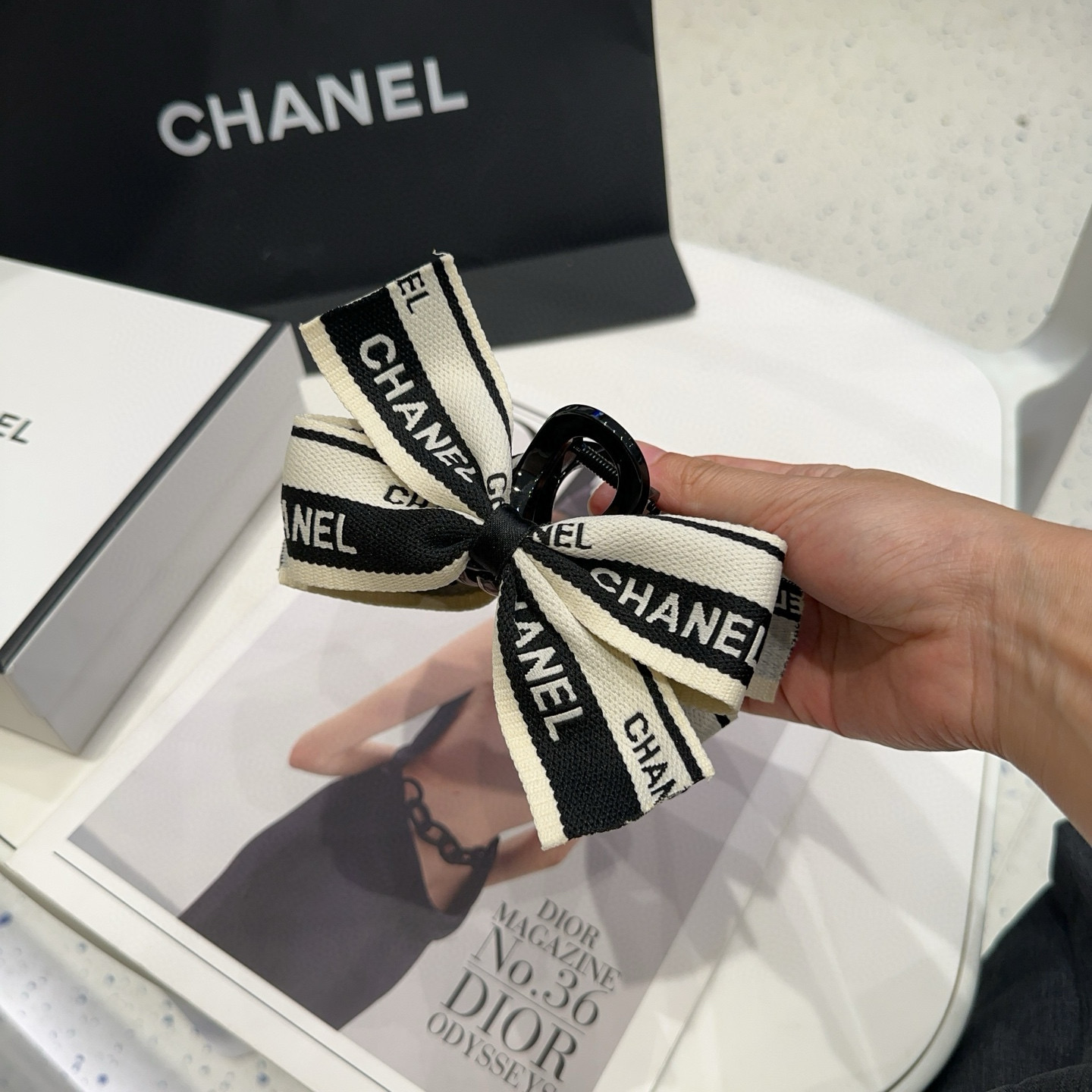 NO:370586,P with packaging box Chanel's latest small fragrance clip, super beautiful!  A very famous lady style, a must-have for a little fairy... Hairpins, hairpins, chanel, chanel, hairpins19860909P 配包装盒 Chanel (香奈儿)最新款小香抓夹,超级好看！名媛范儿十足,小仙女必备…发夹,发夹,chanel,chanel,hairpins,accessory
