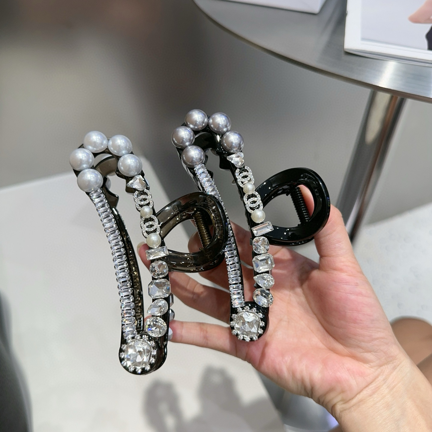 NO:370607,P with packaging box Chanel (Chanel) new small fragrance clip shiny little diamonds, so beautiful!  Goddess must enter hairpins, hairpins, chanel, chanel, hairpins19860909P 配包装盒 Chanel (香奈儿)新款小香抓夹闪亮的小钻石,实在太美了！女神必入哦发夹,发夹,chanel,chanel,hairpins,accessory