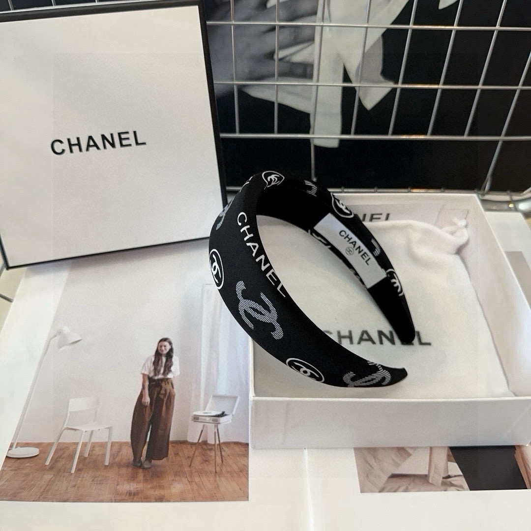NO:370612,P with packaging box Chanel's latest small fragrant hairband, simple and practical, fashionable and trendy!  A must-have for fairies…hairpins, hairpins, chanel, chanel, hairpins19860909P 配包装盒 Chanel (香奈儿)最新小香发箍,简单实用,时尚潮流！小仙女必备…发夹,发夹,chanel,chanel,hairpins,accessory