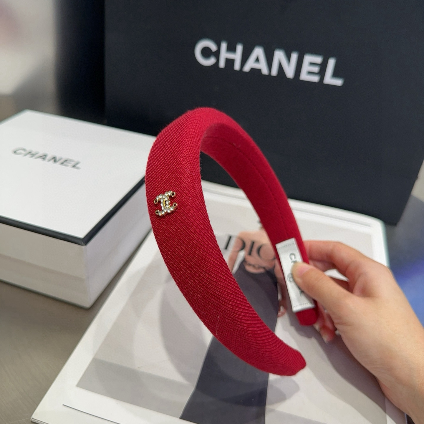 NO:370588,P with packaging box Chanel's latest small fragrant headband, super beautiful!  A very famous lady style, a must-have for a little fairy... Hairpins, hairpins, chanel, chanel, hairpins19860909P 配包装盒 Chanel (香奈儿)最新款小香发箍,超级好看！名媛范儿十足,小仙女必备…发夹,发夹,chanel,chanel,hairpins,accessory