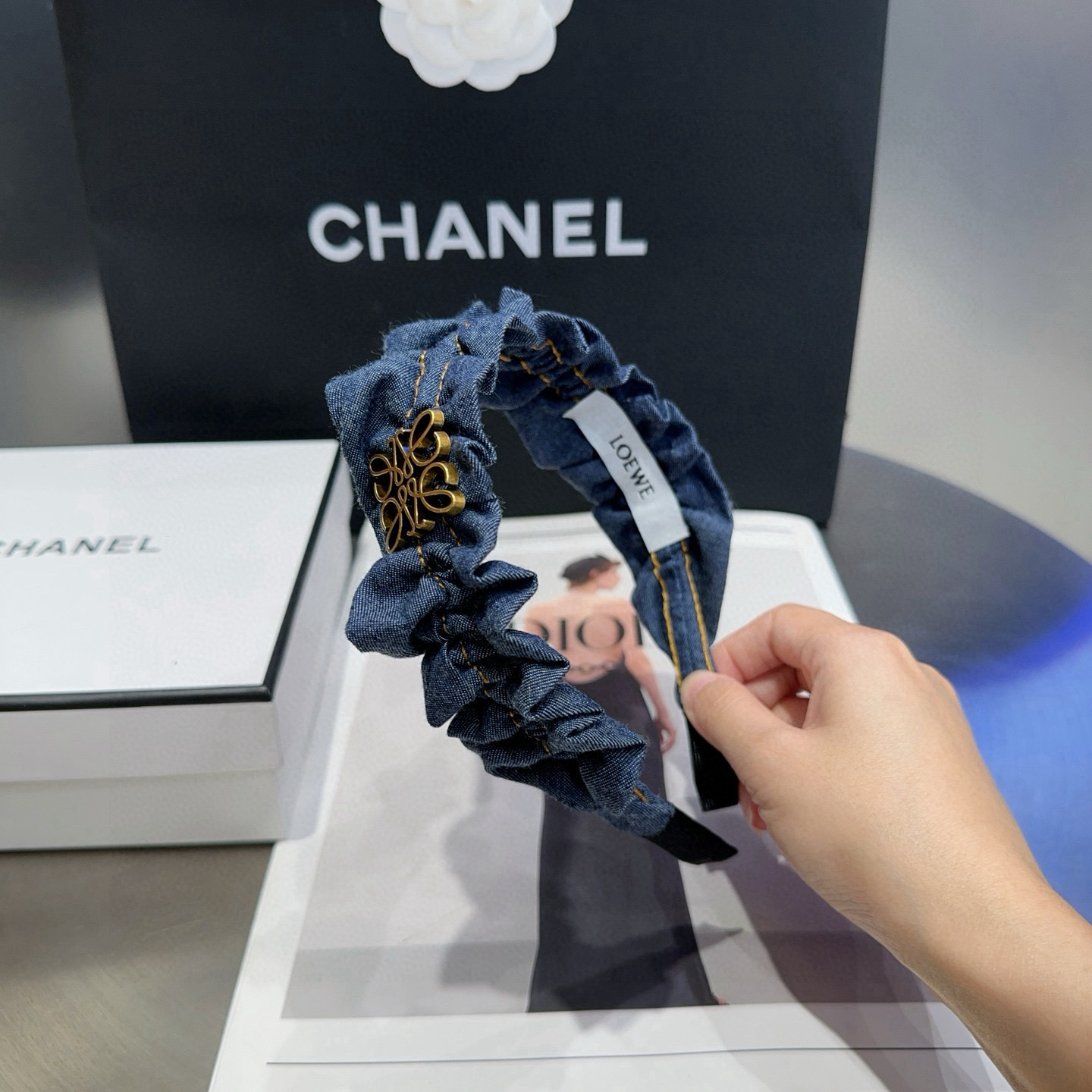 NO:370593,P packing box Loewe (Loewe) denim headband, fashionable and fashionable products, simple and generous, essential items for human hand hairpins, hairpins, loewe, loewe, loewe, hairpins19860909P 配包装盒 Loewe(罗意威)牛仔发箍,时尚潮品,简单大方,人手必备单品发夹,发夹,loewe,loewe,hairpins,accessory