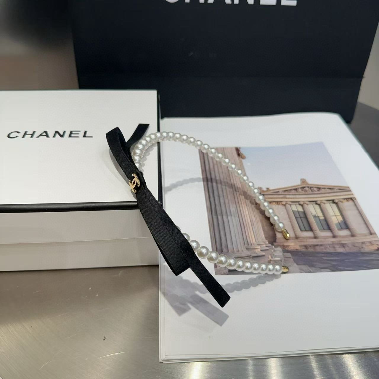 NO:370598,P with packaging box Chanel's latest small fragrant pearl headband, super beautiful!  A very famous lady style, a must-have for a little fairy... Hairpins, hairpins, chanel, chanel, hairpins19860909P 配包装盒 Chanel (香奈儿)最新款小香珍珠发箍,超级好看！名媛范儿十足,小仙女必备…发夹,发夹,chanel,chanel,hairpins,accessory