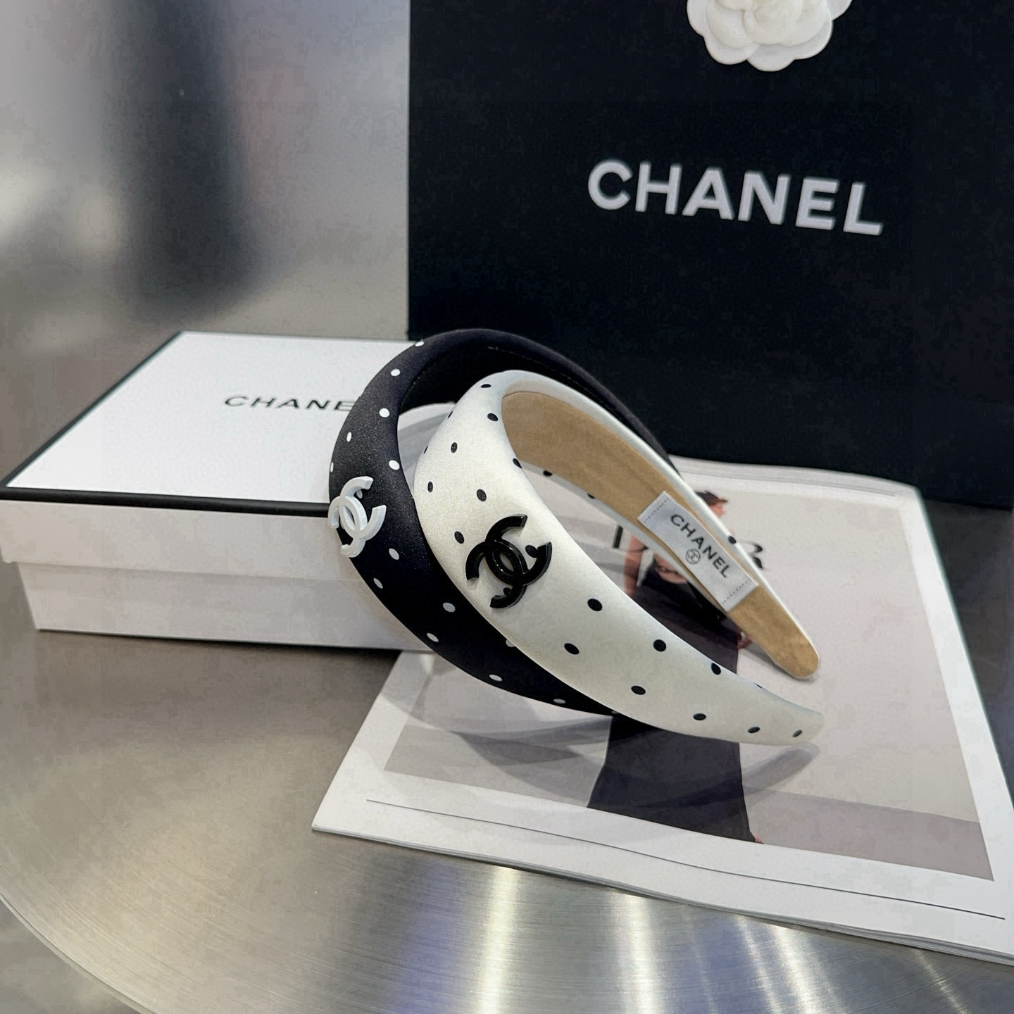 NO:370603,P with packaging box Chanel's latest small shampoo dot headband. Simple and practical, fashionable and trendy!  A must-have for fairies…hairpins, hairpins, chanel, chanel, hairpins19860909P 配包装盒 Chanel (香奈儿)最新小香波点发箍.简单实用,时尚潮流！小仙女必备…发夹,发夹,chanel,chanel,hairpins,accessory