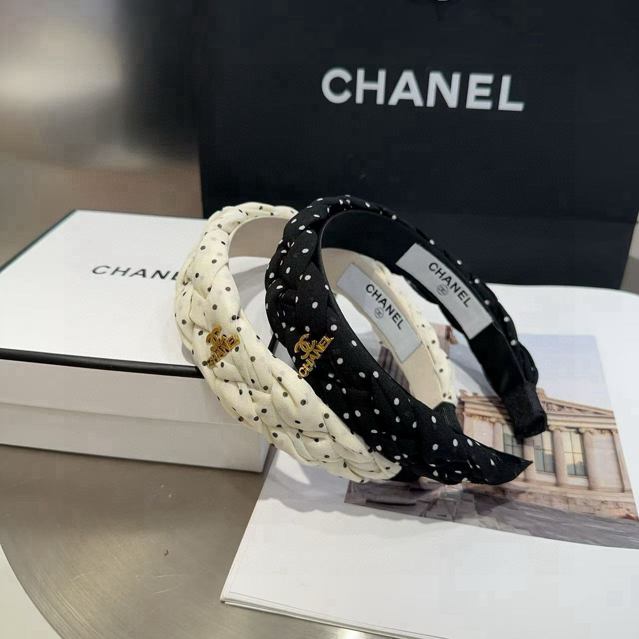 NO:370613,P with packaging box Chanel's latest small fragrant headband, super beautiful!  A very famous lady style, a must-have for a little fairy... Hairpins, hairpins, chanel, chanel, hairpins19860909P 配包装盒 Chanel (香奈儿)最新款小香发箍,超级好看！名媛范儿十足,小仙女必备…发夹,发夹,chanel,chanel,hairpins,accessory