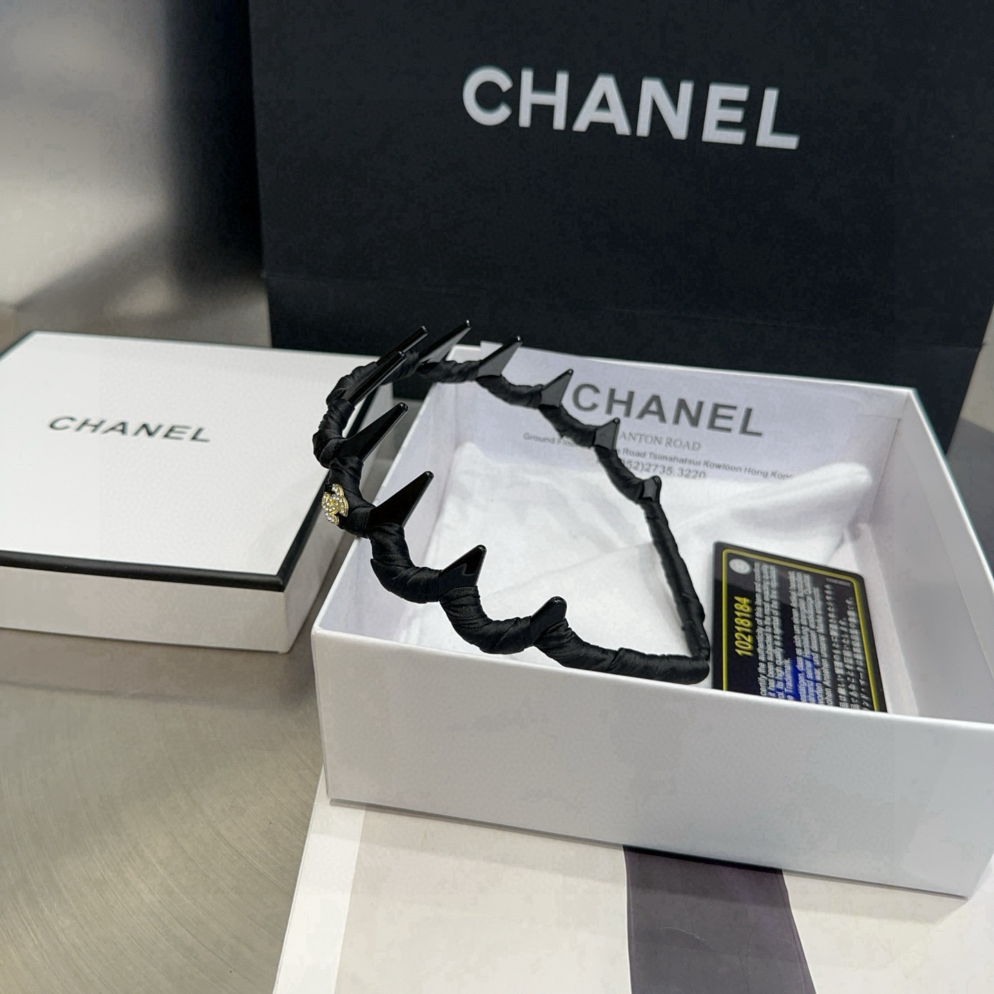 NO:370618,P with packaging box Chanel's latest small fragrant hairband, simple and practical, fashionable and trendy!  Very good looking, a must-have for little fairies... Hairpins, hairpins, chanel, chanel, hairpins19860909P 配包装盒 Chanel (香奈儿)最新小香发箍,简单实用,时尚潮流！非常好看,小仙女必备…发夹,发夹,chanel,chanel,hairpins,accessory