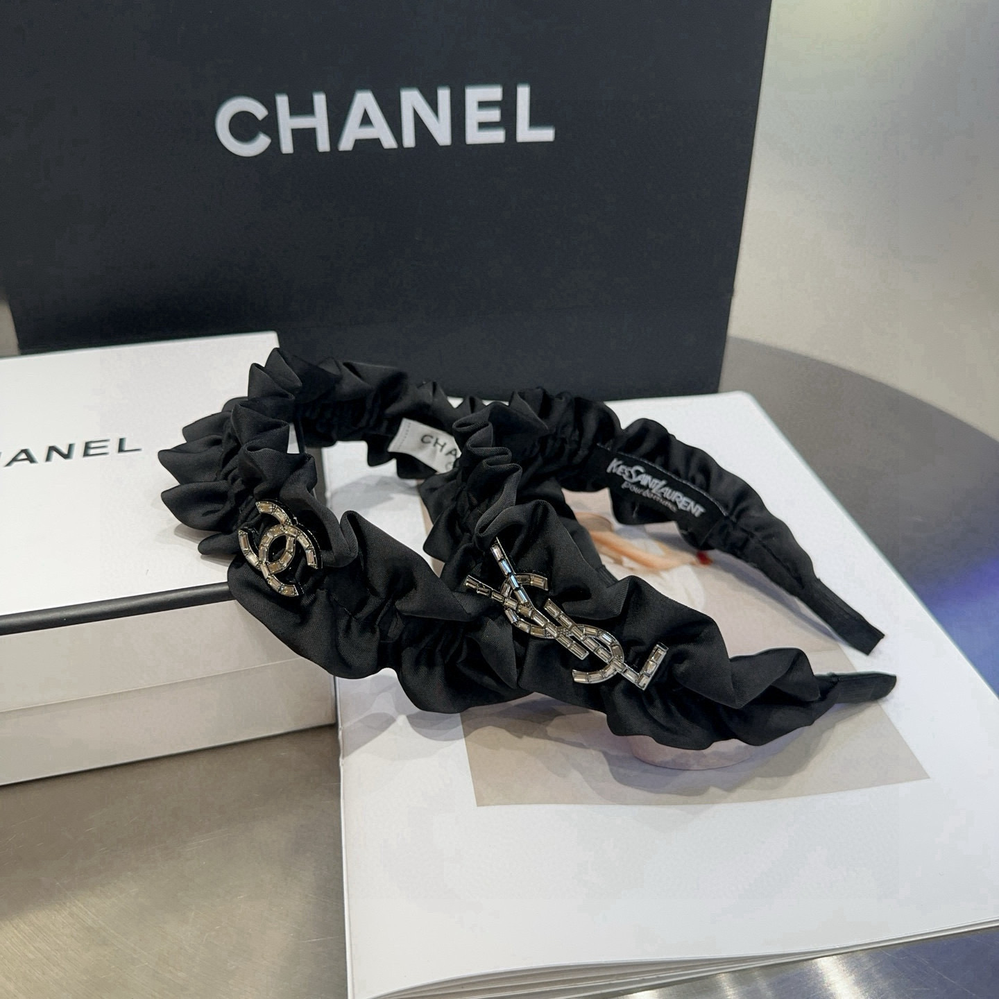 NO:370626,P with packaging box Chanel's latest small fragrant hairband, simple and practical, fashionable and trendy!  A must-have for fairies…hairpins, hairpins, chanel, chanel, hairpins19860909P 配包装盒 Chanel (香奈儿)最新小香发箍,简单实用,时尚潮流！小仙女必备…发夹,发夹,chanel,chanel,hairpins,accessory