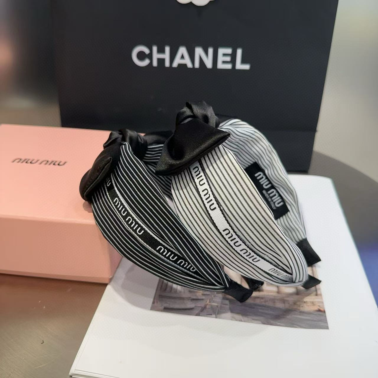 NO:370630,P with packaging box miumiu new hairband is simple and elegant, practical and versatile, fashionable and trendy!  A must-have for young ladies…hairpins, hairpins, miumiu, hairpins19860909P 配包装盒 miumiu新款发箍 简单优雅,实用百搭,时尚潮流！小姐姐必备…发夹,发夹,miumiu,hairpins,accessory