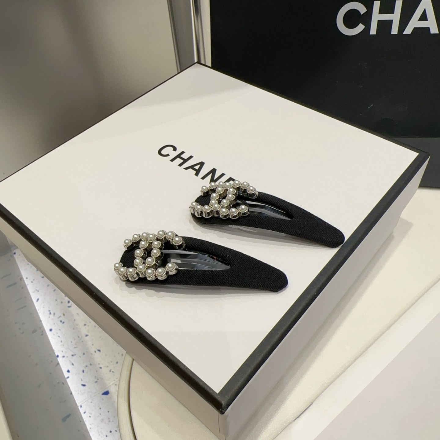 NO:370634,P with packaging box (one pair) Chanel (Chanel) latest small-scented bangs, super good looking!  Simple and versatile, a must-have for little fairies... Hairpins, hairpins, chanel, chanel, hairpins19860909P 配包装盒（一对） Chanel (香奈儿)最新款小香刘海夹,超级好看！简约百搭,小仙女必备…发夹,发夹,chanel,chanel,hairpins,accessory