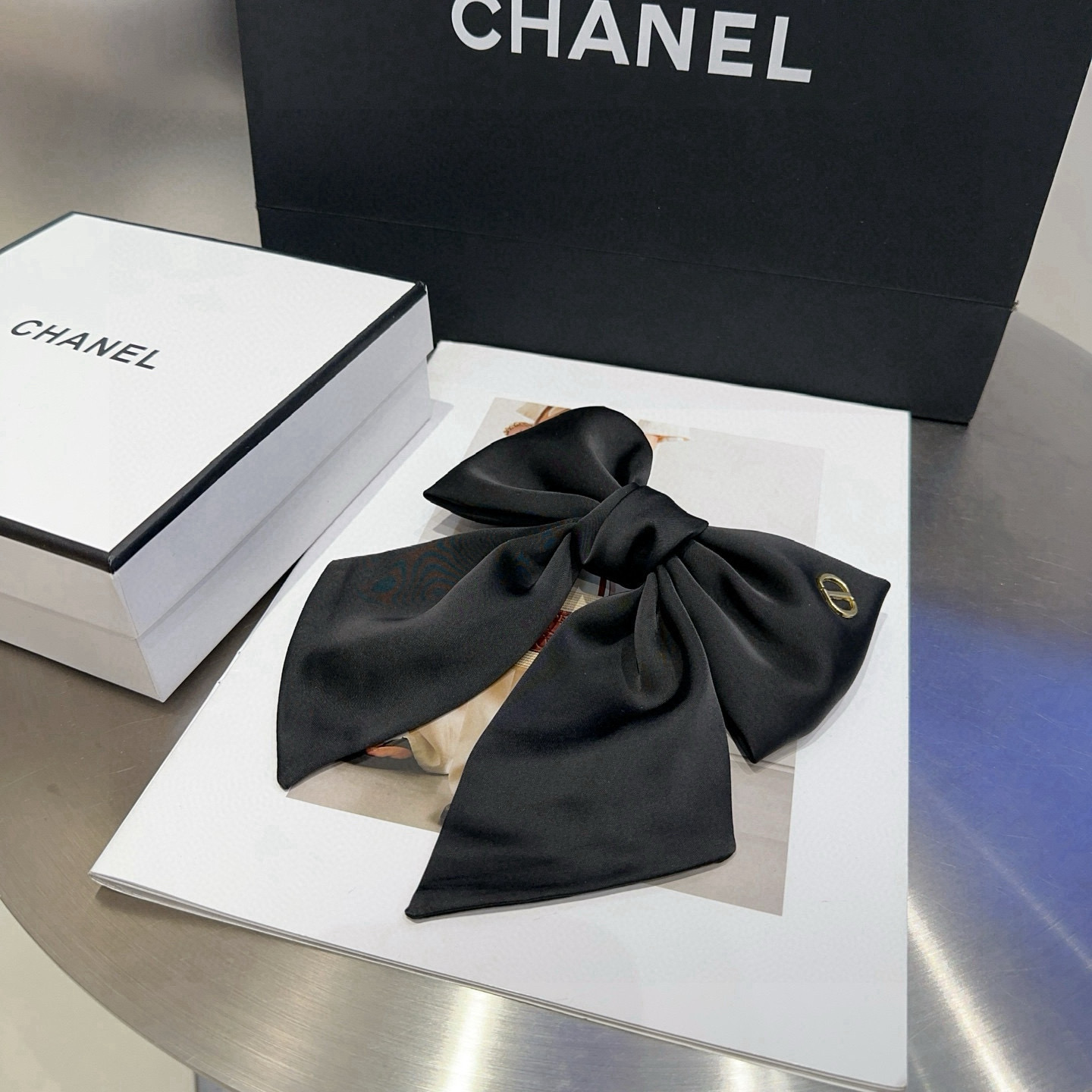 NO:370643,P with packaging box Dior new CD spring clip, simple and practical, fashionable and trendy.  Very good looking!  A must-have for fairies...hairpins, hairpins, dior, dior, hairpins19860909P 配包装盒 Dior（迪奥）新款CD弹簧夹,简单实用 时尚潮流．非常好看！小仙女必备…发夹,发夹,dior,dior,hairpins,accessory