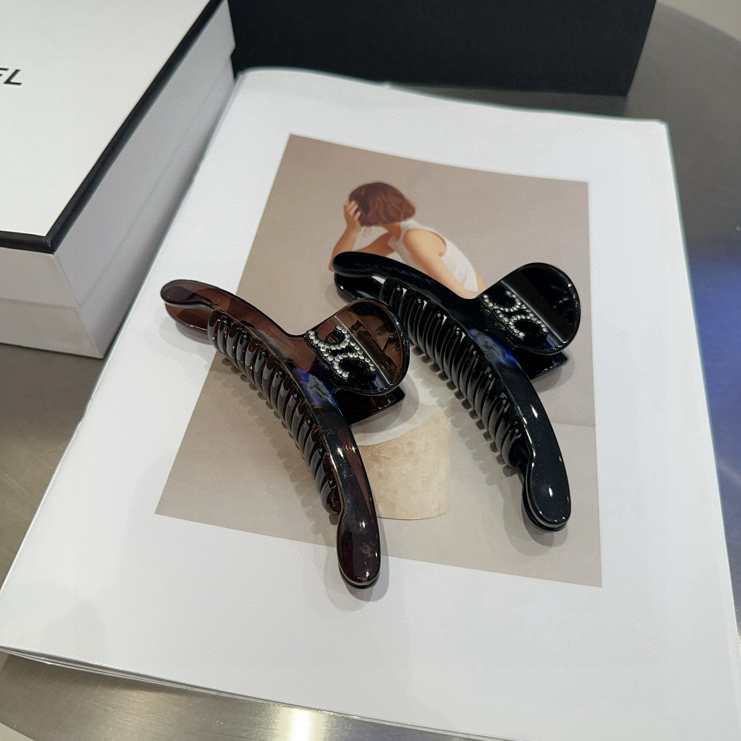 NO:370655,P with packaging box CELINE Arc de Triomphe new clip, simple and atmospheric, fashionable and versatile!  Goddess essential items hairpins, hairpins, celine, celine, hairpins19860909P 配包装盒 CELINE（赛琳）凯旋门新款抓夹,简单大气,时尚百搭！女神必备单品发夹,发夹,celine,celine,hairpins,accessory