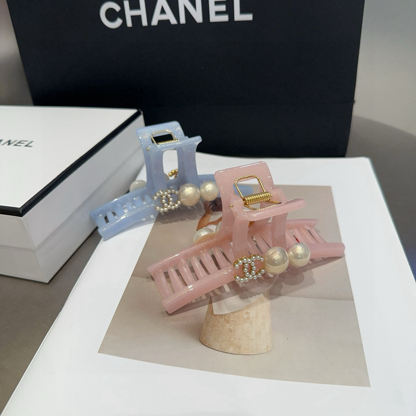NO:370659,P with packaging box Chanel's latest small fragrant pearl clip.  Super good looking!  A very famous lady style, a must-have for a little fairy... Hairpins, hairpins, chanel, chanel, hairpins19860909P 配包装盒 Chanel (香奈儿)最新款小香珍珠抓夹．超级好看！名媛范儿十足,小仙女必备…发夹,发夹,chanel,chanel,hairpins,accessory