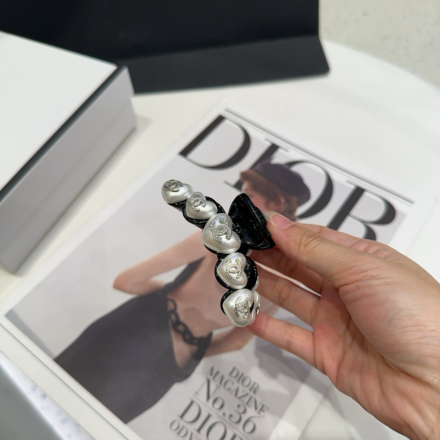 NO:370635,P with packaging box Chanel's latest small fragrant pearl clip.  Super good looking!  A very famous lady style, a must-have for a little fairy... Hairpins, hairpins, chanel, chanel, hairpins19860909P 配包装盒 Chanel (香奈儿)最新款小香珍珠抓夹．超级好看！名媛范儿十足,小仙女必备…发夹,发夹,chanel,chanel,hairpins,accessory