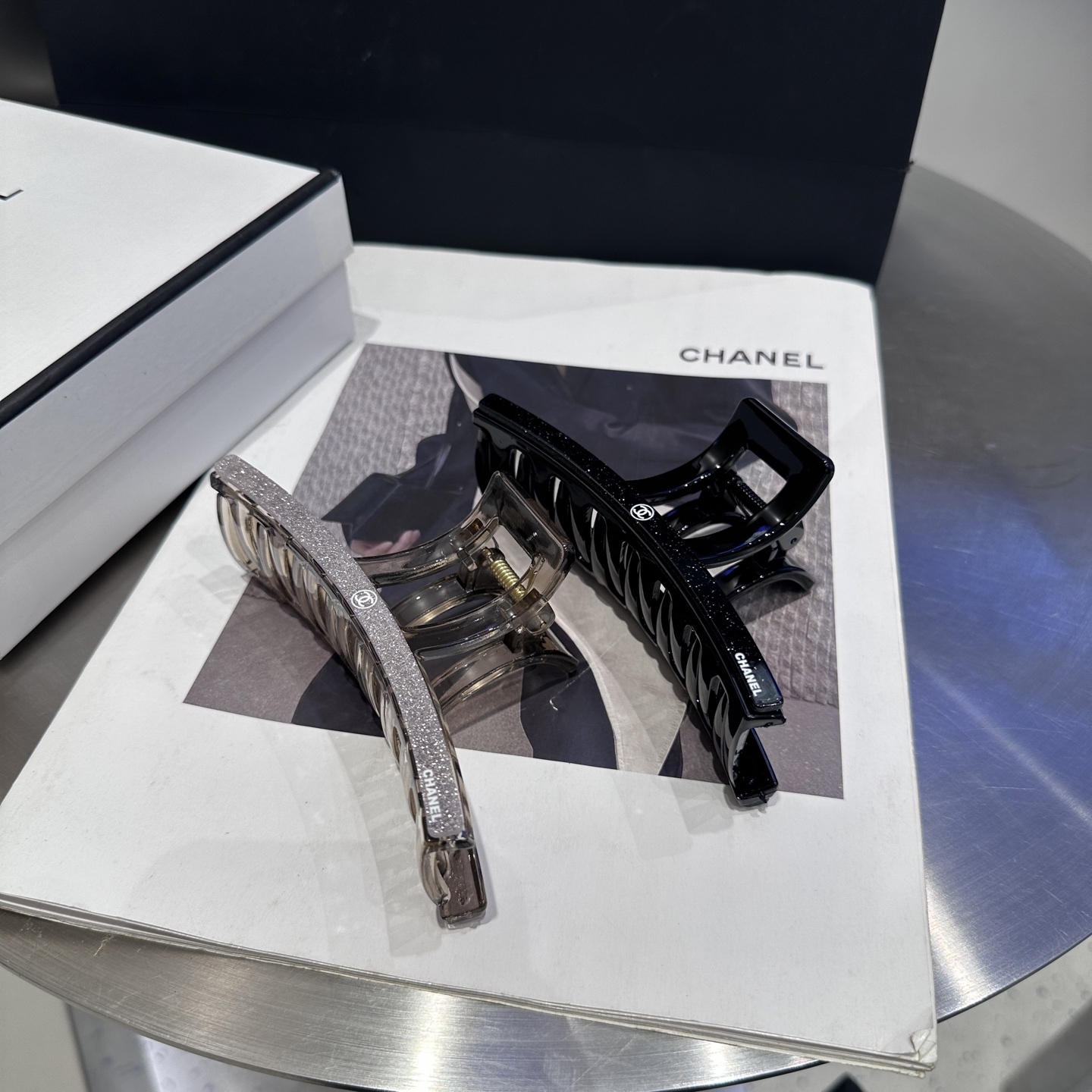 NO:370637,P with packaging box Chanel's latest small fragrance clip.  Super good looking!  A very famous lady style, a must-have for a little fairy... Hairpins, hairpins, chanel, chanel, hairpins19860909P 配包装盒 Chanel (香奈儿)最新款小香抓夹．超级好看！名媛范儿十足,小仙女必备…发夹,发夹,chanel,chanel,hairpins,accessory