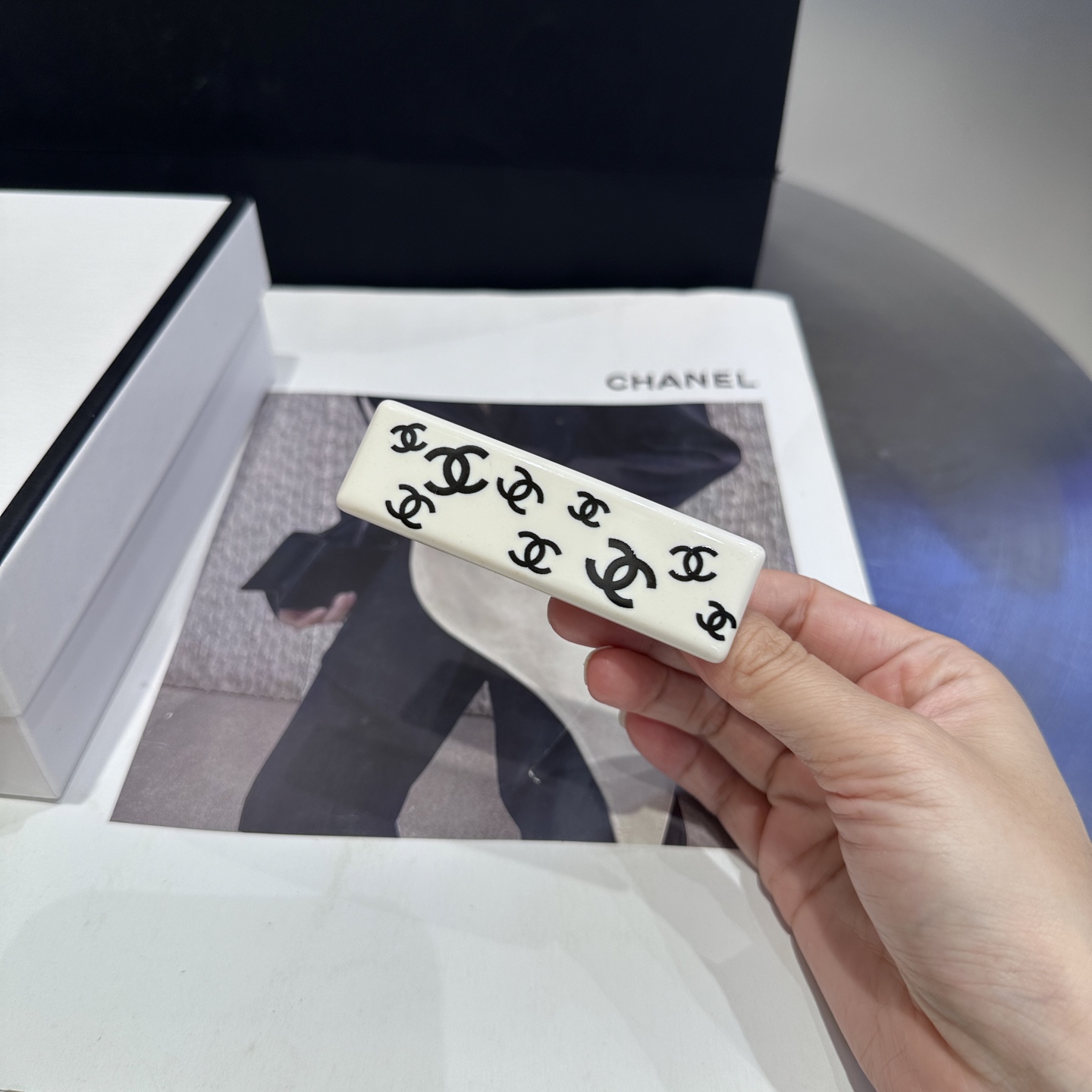 NO:370641,P with packaging box (single) Chanel (Chanel) latest hot-scented bangs, a beautiful one!  A must-have for fairies…hairpins, hairpins, chanel, chanel, hairpins19860909P 配包装盒（单个） Chanel (香奈儿)最新小香爆款刘海夹,绝美的一款！小仙女必备…发夹,发夹,chanel,chanel,hairpins,accessory