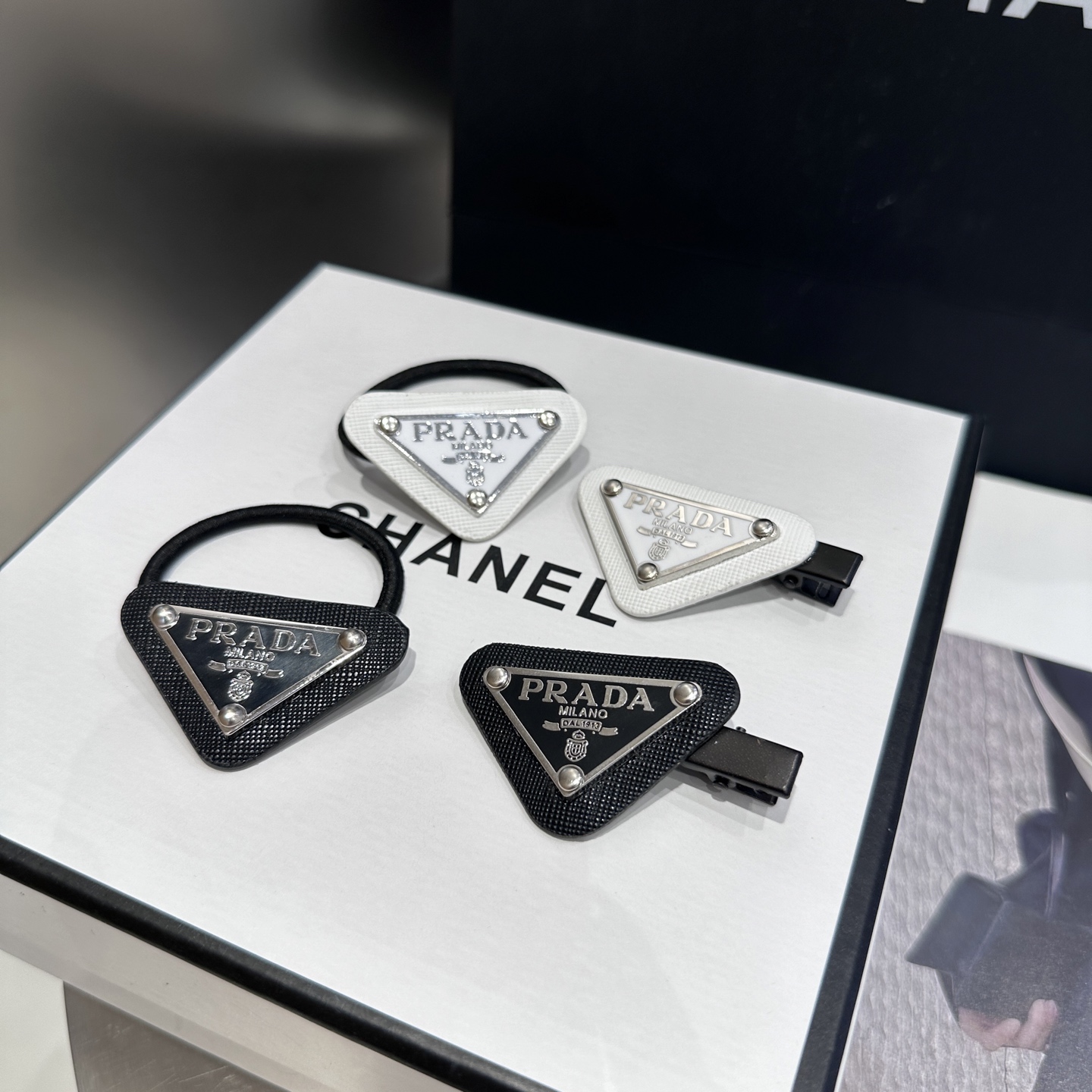 NO:370645,P with packaging box (two-piece set) PRADA (Prada) hits!  Fashionable side clip + hair ring, super versatile!  Goddess essential items hairpins, hairpins, prada, prada, hairpins19860909P 配包装盒（二件套） PRADA（普拉达）爆款来啦！ 时尚边夹+发圈,超级百搭！女神必备单品发夹,发夹,prada,prada,hairpins,accessory